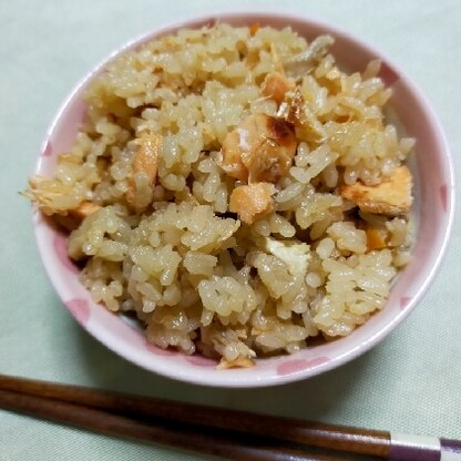 簡単に美味しく出来ました☆ミ息子は毎日炊き込みご飯でも良いと言ってました(笑)焼き鮭で出すとあまり食べませんが、炊き込みご飯にしたらお代わりしてました♪感謝♪♪